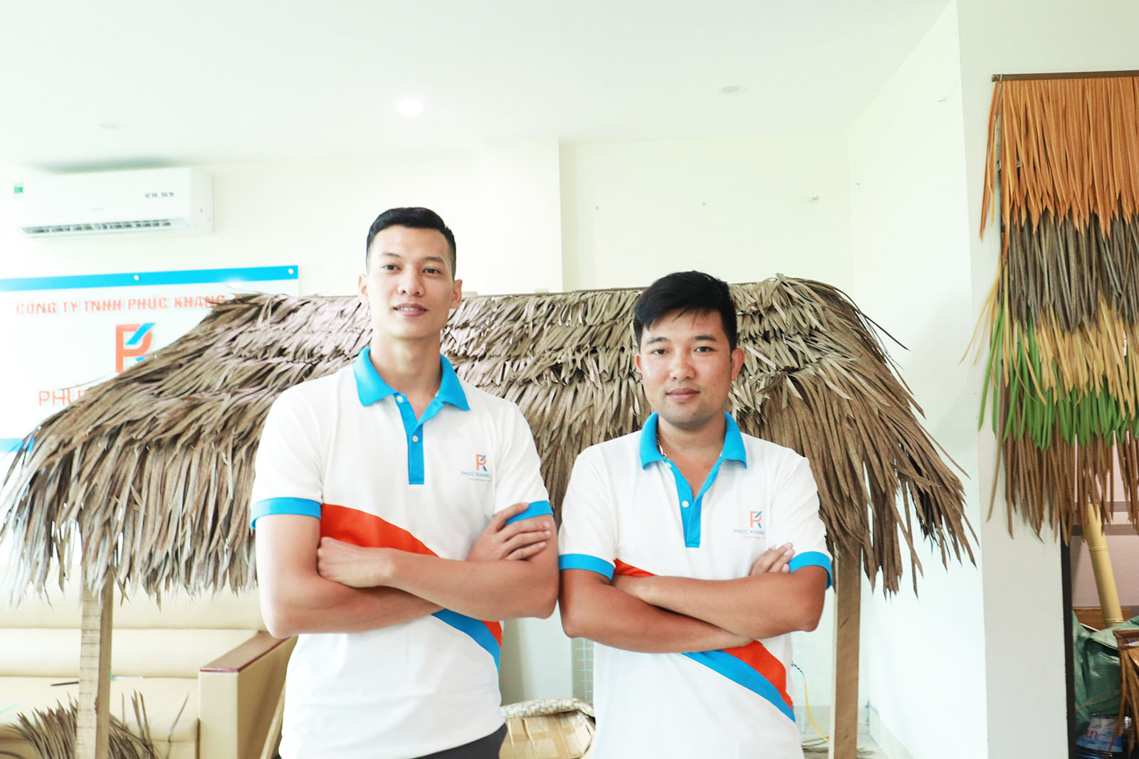 thi công công trình lợp mái nhà rơm