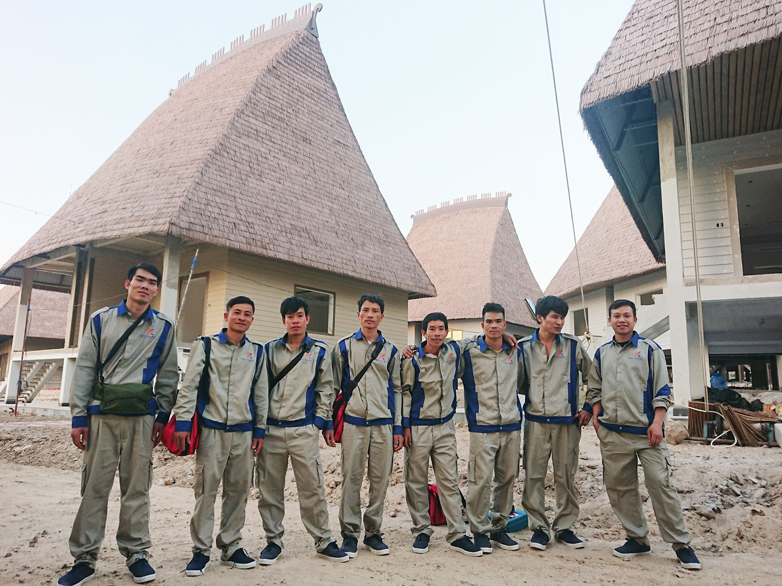 thi công công trình lợp mái nhà rơm