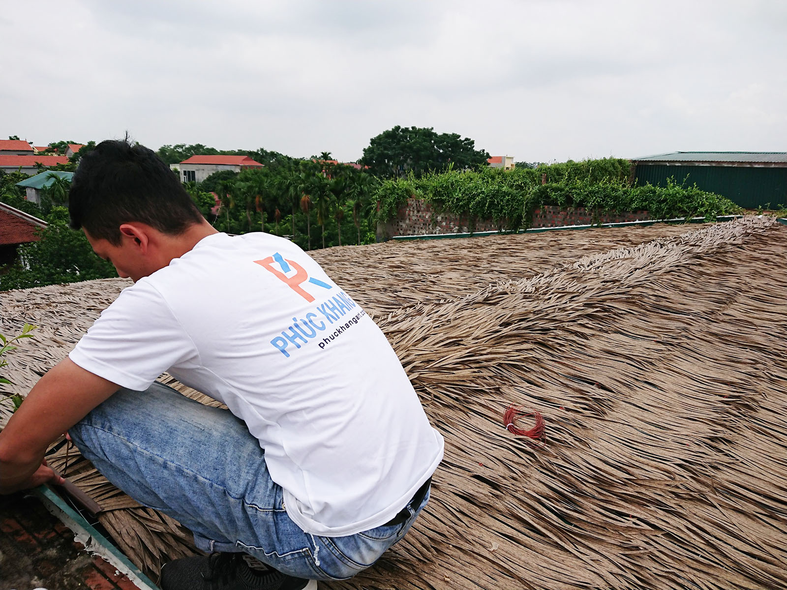 thi công công trình lợp mái nhà rơm